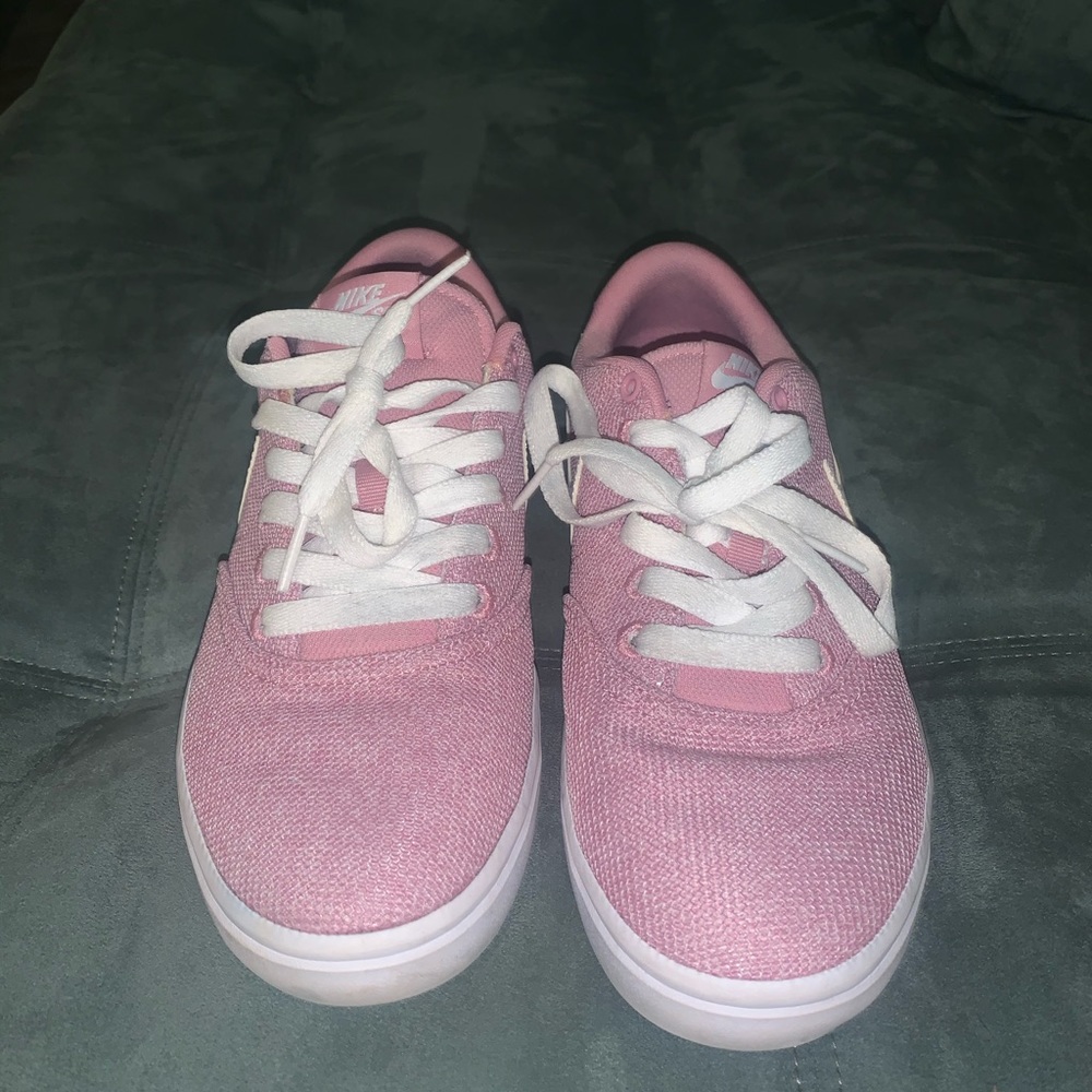 Women’s Nike Tennis Shoes - Picture 2 of 4